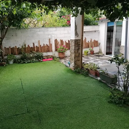 Holiday home Planta Baja De Casa Con Patio Vigo
